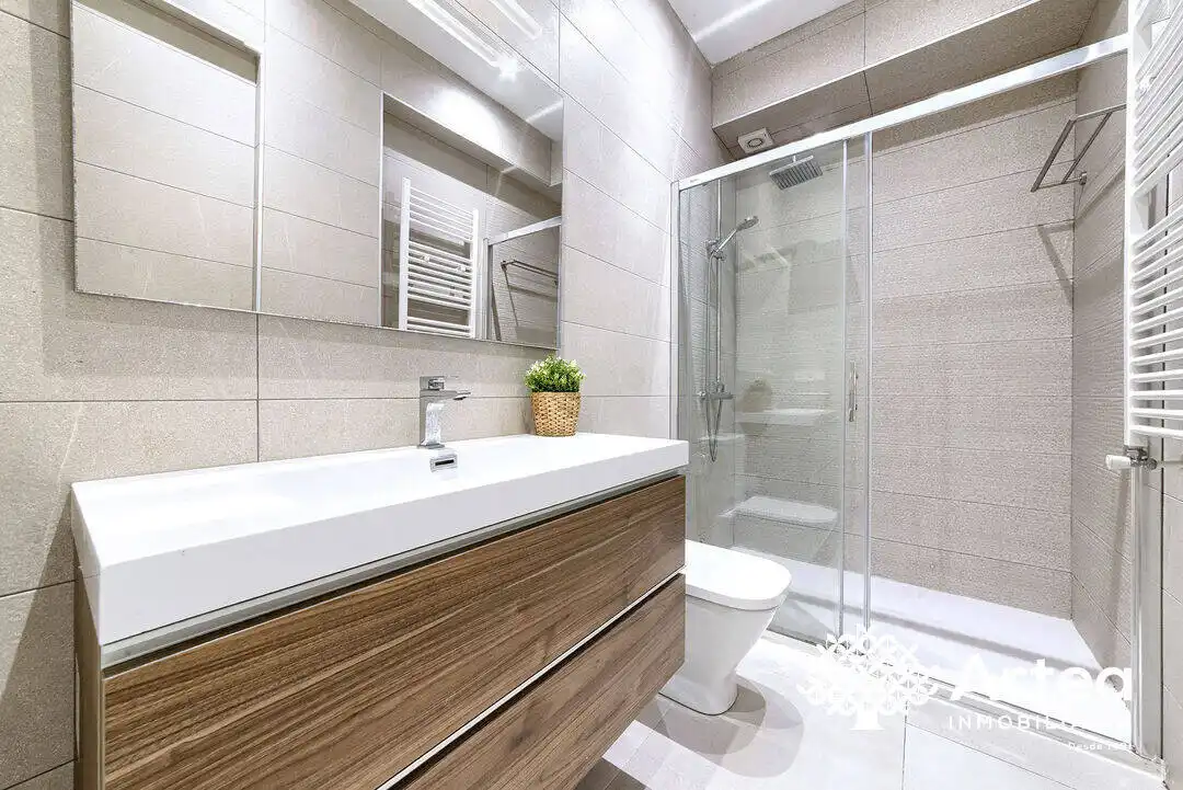 Badezimmer von Wohnung zum Verkauf in Bilbao  mit Heizung, Privatgarten und Möbliert