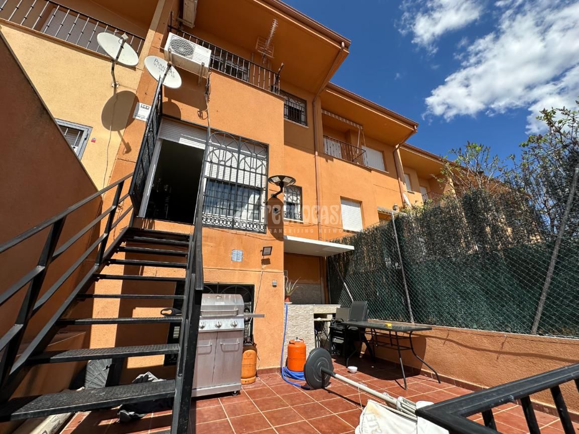 Exterior view of Single-family semi-detached for sale in Morata de Tajuña  with Air Conditioner, Heating and Private garden