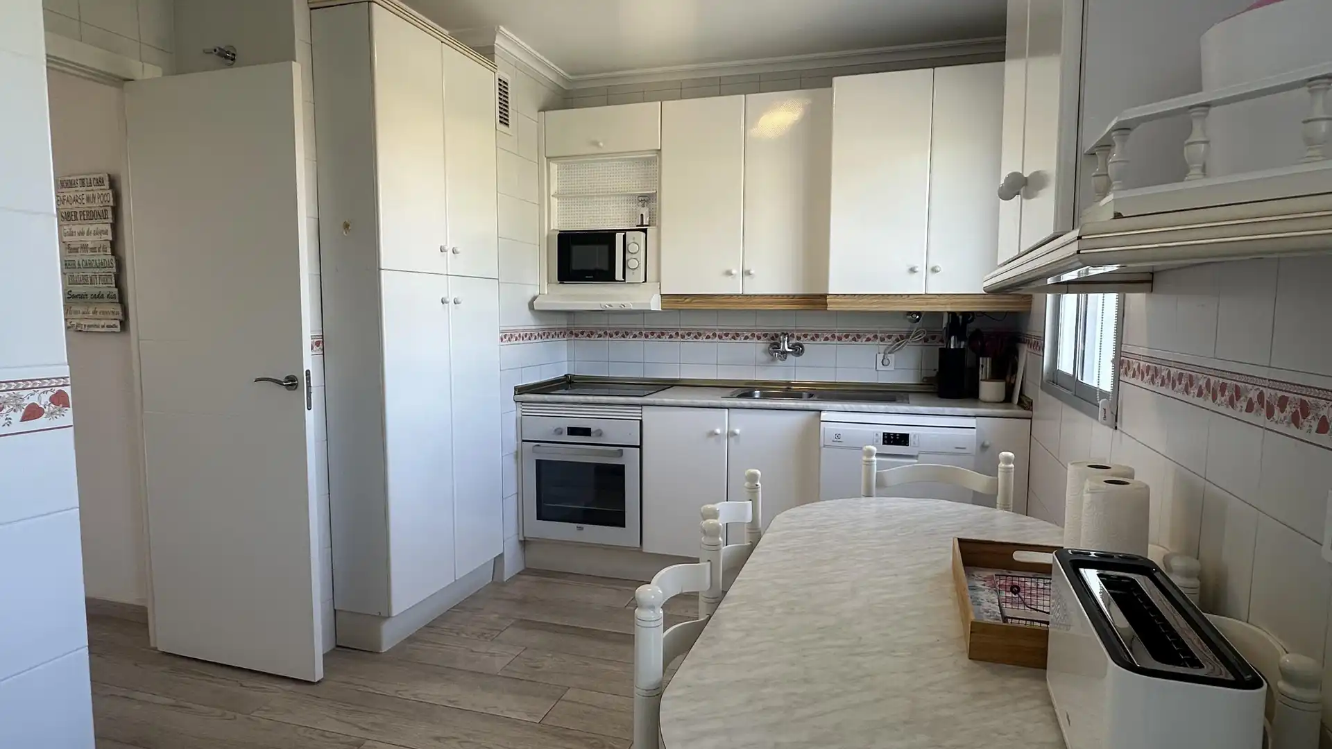 Cuina de Apartament de lloguer en Fuengirola amb Jardí privat i Piscina comunitària