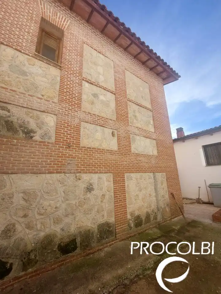 Vista exterior de Casa adosada en venda en Uceda amb Calefacció, Jardí privat i Terrassa