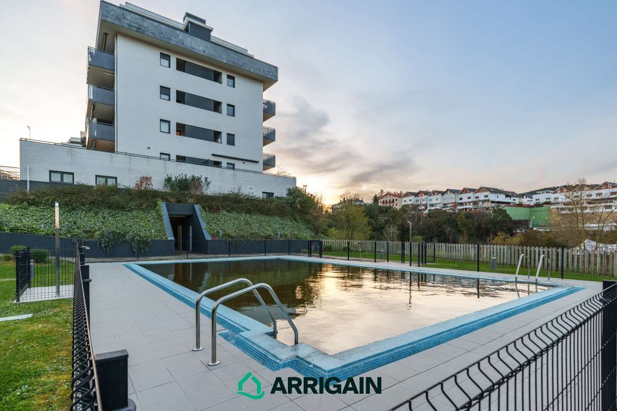 Swimming pool of Duplex for sale in Donostia - San Sebastián   with Air Conditioner, Heating and Private garden