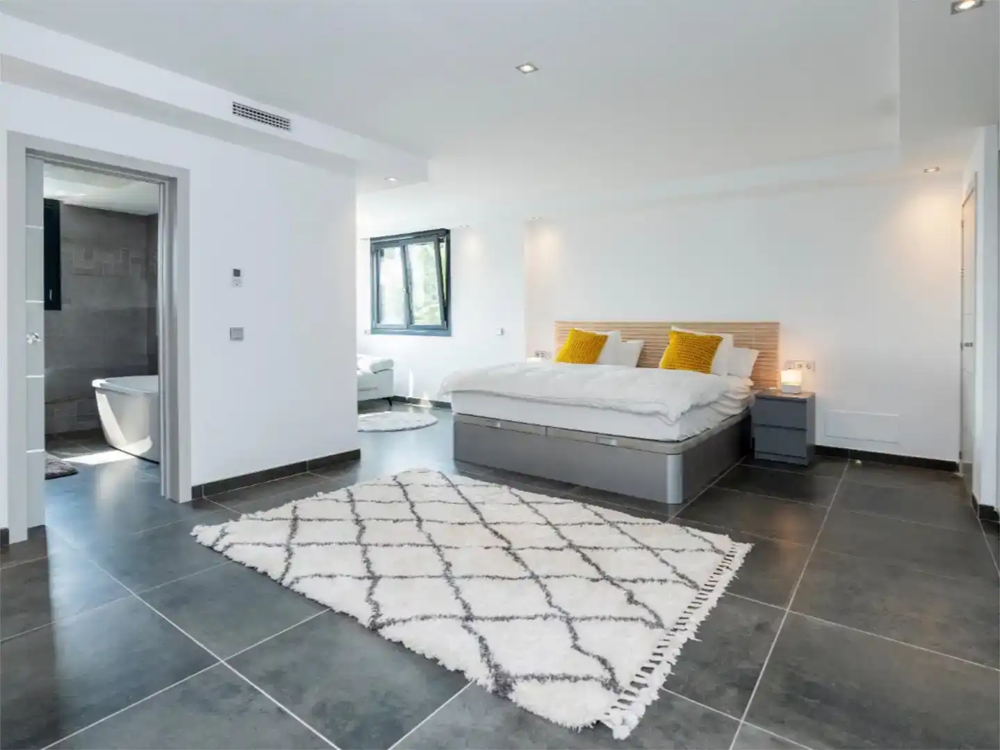Bedroom of Flat for rent in Nueva Andalucía