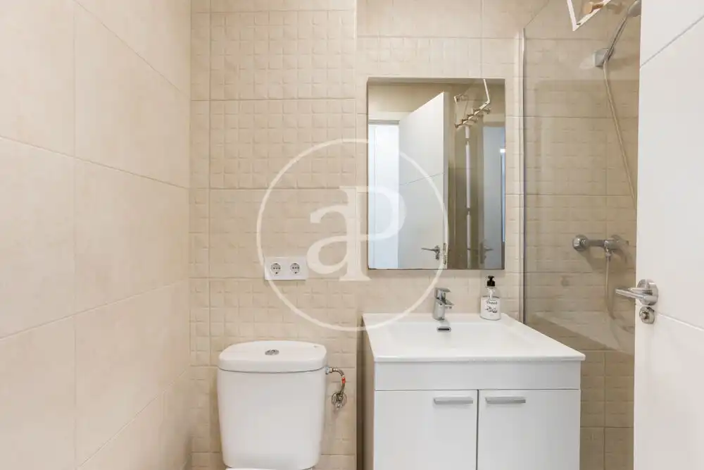 Bathroom of Flat for rent in Valencia  with Air Conditioner, Heating and Furnished