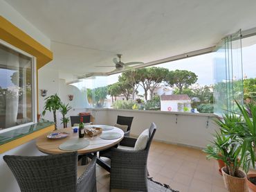 Apartamento con balcón en venta en Calahonda
