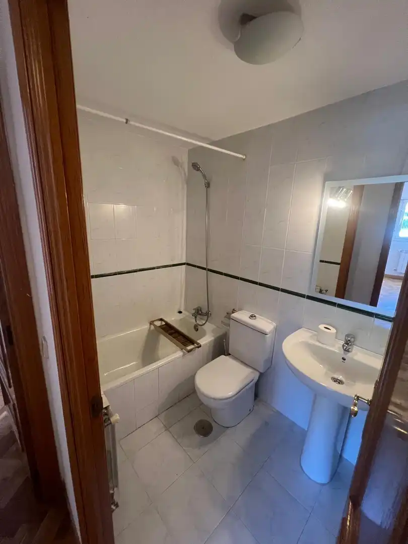 Baño de Piso de alquiler en Madrid con Aire acondicionado, Calefacción y Jardín privado