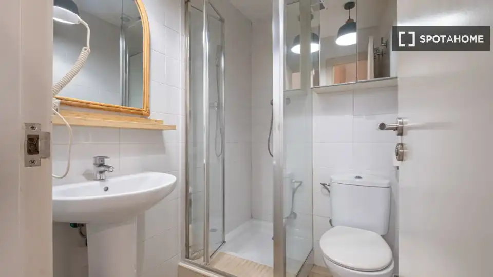 Bathroom of Flat for rent in Barcelona  with Air Conditioner, Heating and Furnished