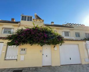 Vista exterior de Casa adosada en venda en El Puerto de Santa María amb Terrassa i Piscina comunitària