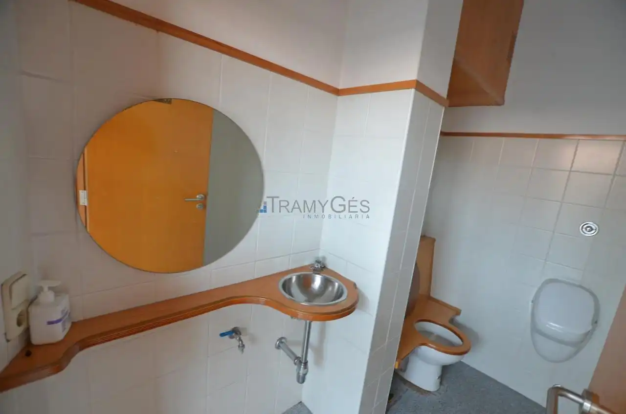 Badezimmer von Büro zur Miete in A Guarda  