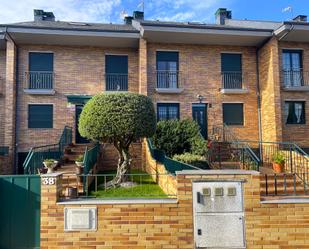 Exterior view of Single-family semi-detached for sale in Ponferrada  with Heating, Private garden and Parquet flooring