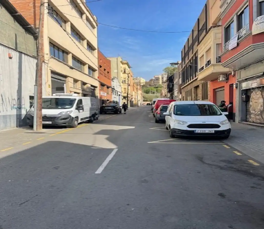 Parkplatz von Fabrikhallen zum Verkauf in L'Hospitalet de Llobregat mit Alarm