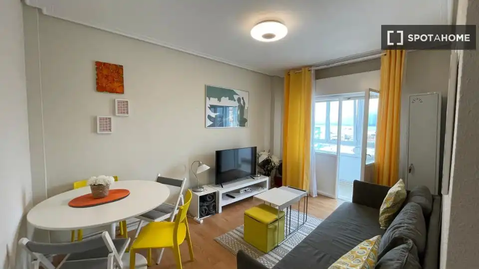 Wohnzimmer von Wohnung zur untervermieten in Santander mit Klimaanlage, Heizung und Terrasse