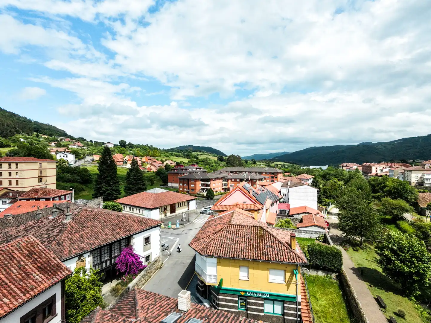 Vista exterior de Casa o xalet en venda en Salas amb Calefacció, Parquet i Moblat