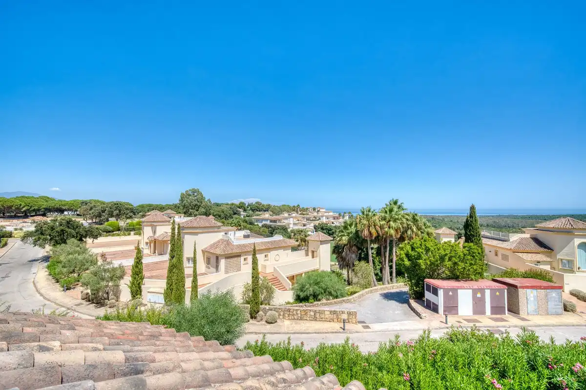 Vista exterior de Dúplex en venda en Sotogrande amb Aire condicionat, Terrassa i Traster