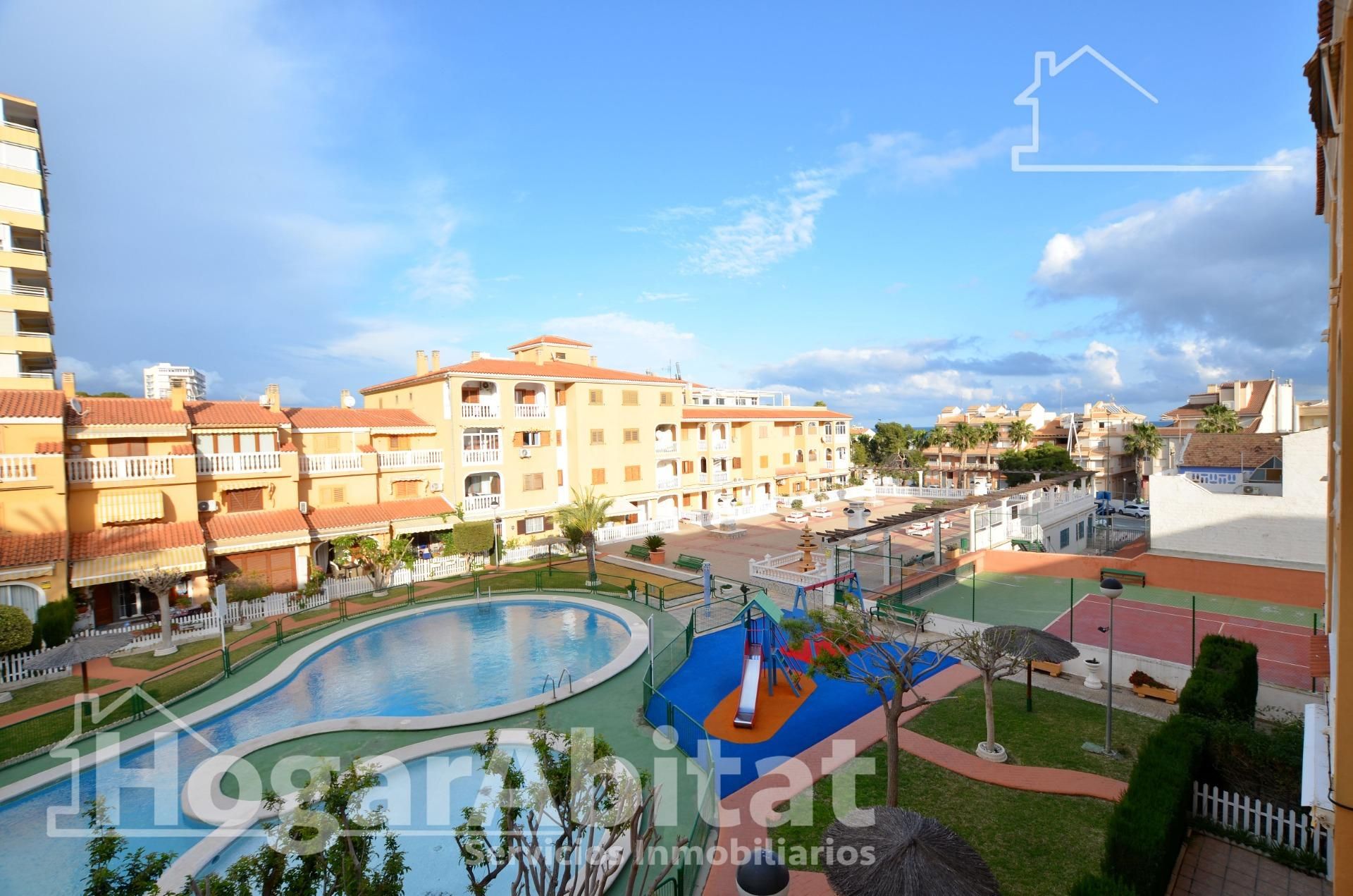 Vista exterior de Piso en venta en El Campello con Aire acondicionado, Jardín privado y Terraza