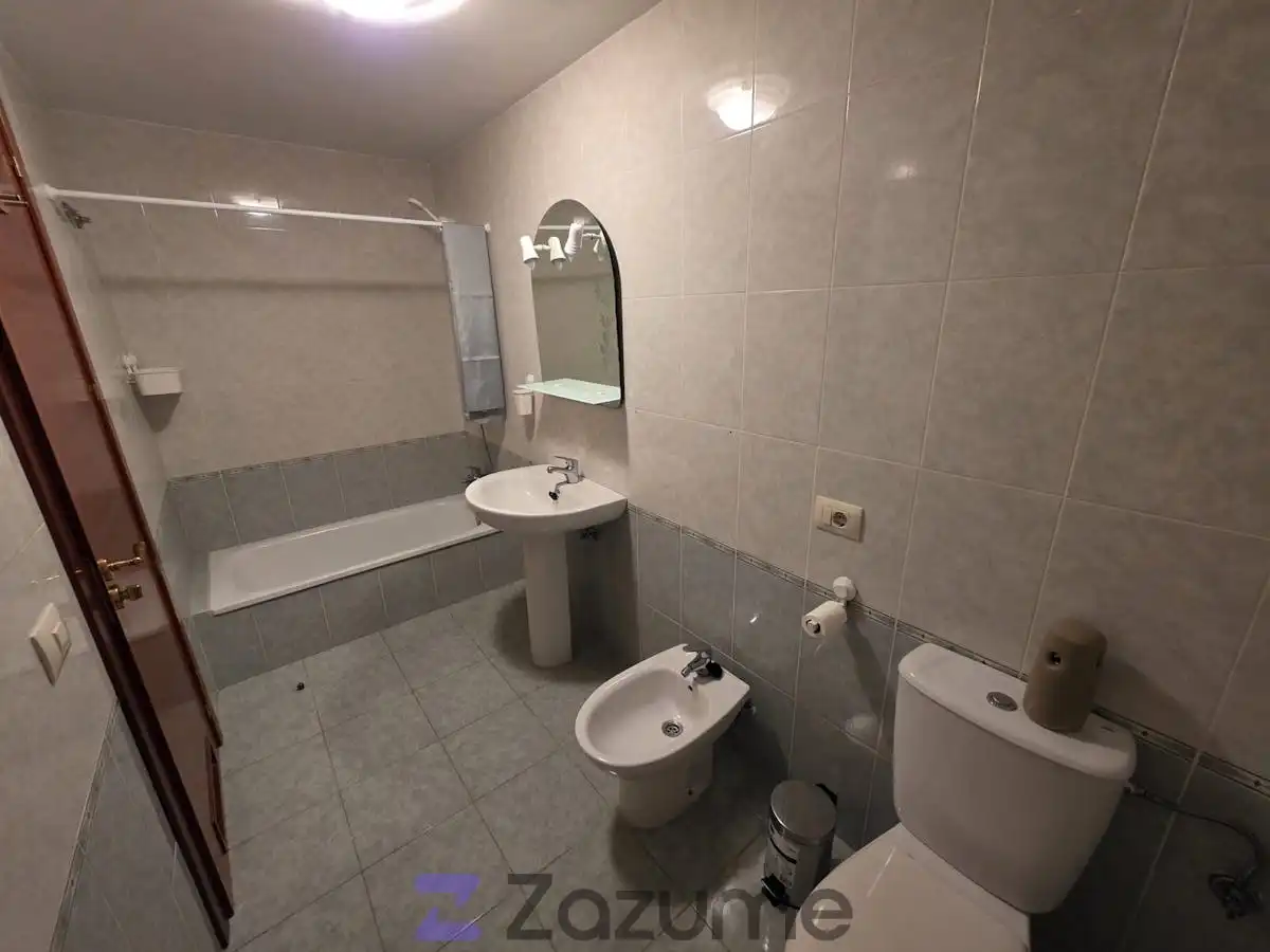 Baño de Piso de alquiler en Santa Cruz de Tenerife con Terraza, Horno y Lavadora