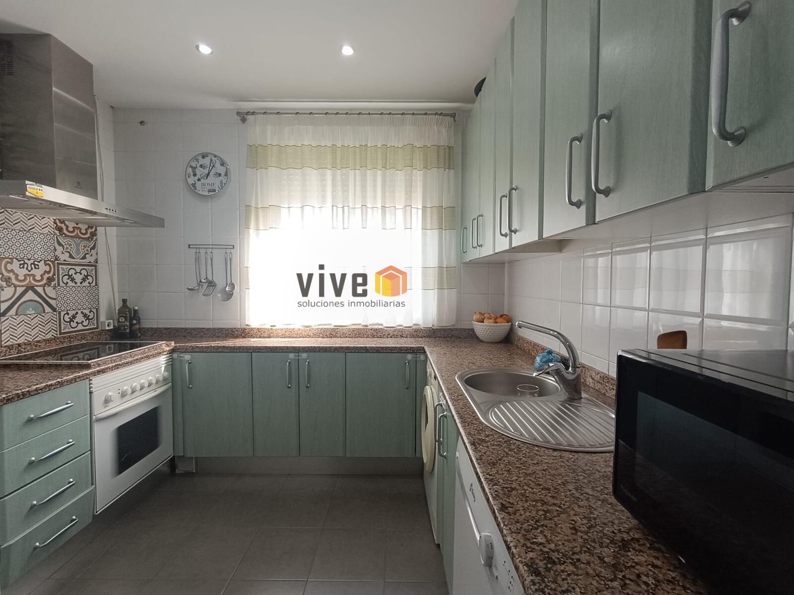 Kitchen of Flat for sale in  Sevilla Capital  with Air Conditioner and Storage room