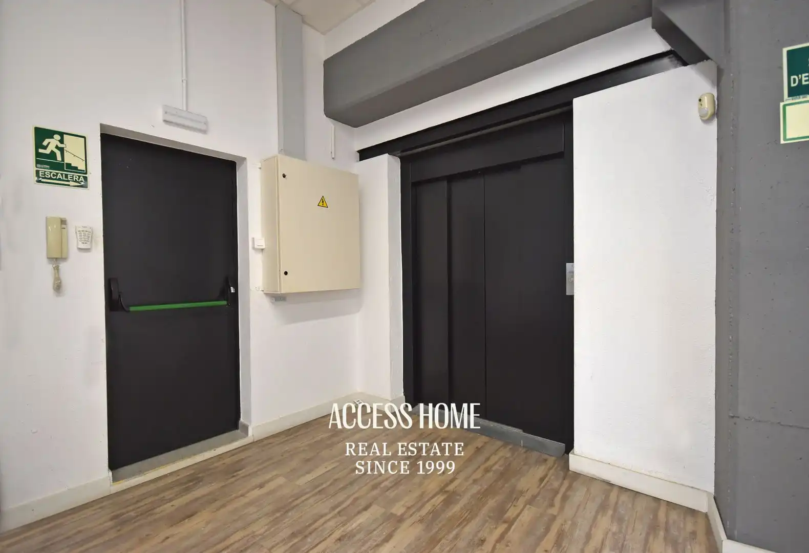 Office for sale in Badalona  with Air Conditioner and Heating