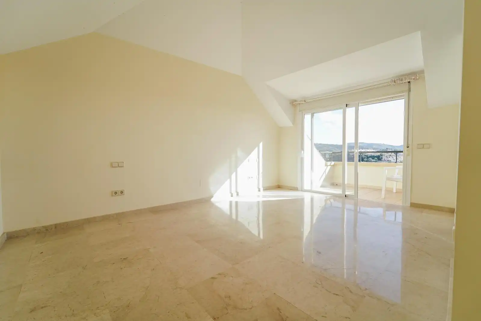 Ático en venta en Marbella con Aire acondicionado, Calefacción y Jardín privado