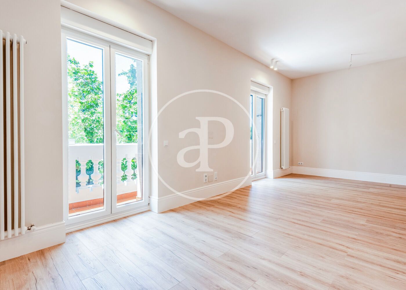 Living room of Flat for sale in  Madrid Capital  with Air Conditioner, Heating and Storage room