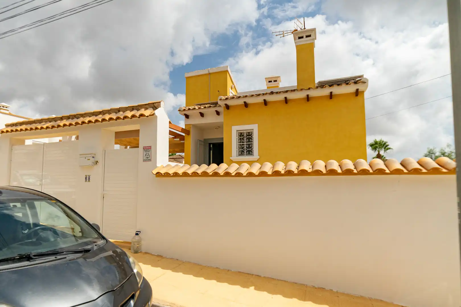 Vista exterior de Casa o xalet en venda en San Miguel de Salinas amb Aire condicionat, Jardí privat i Terrassa