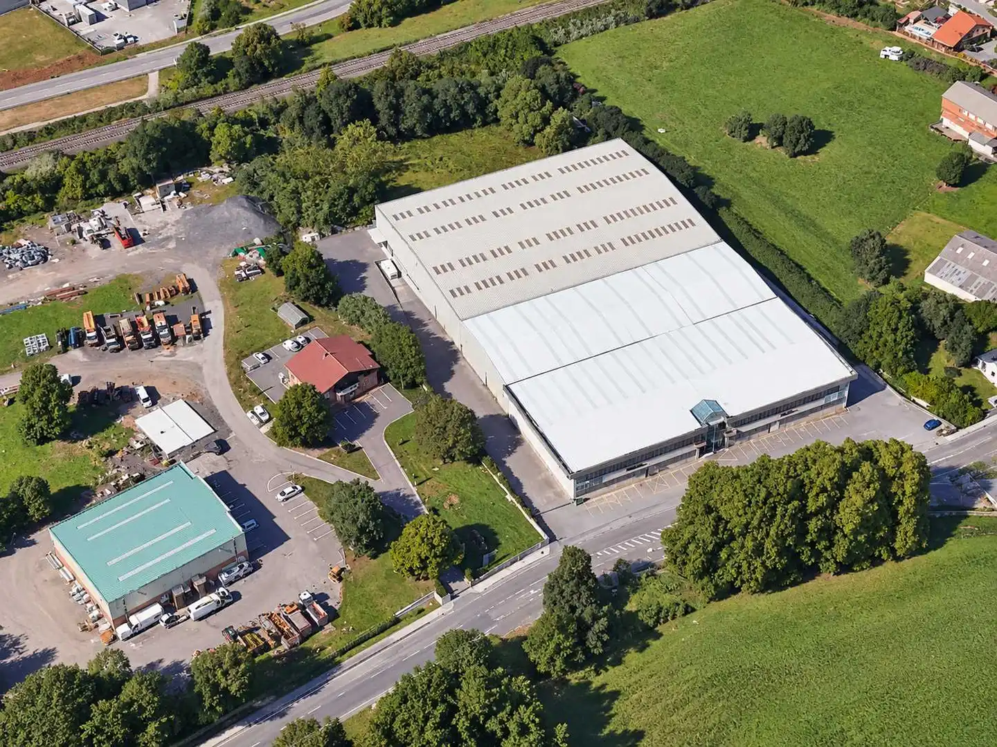 Außenansicht von Fabrikhallen zur Miete in Polanco, Cantabria