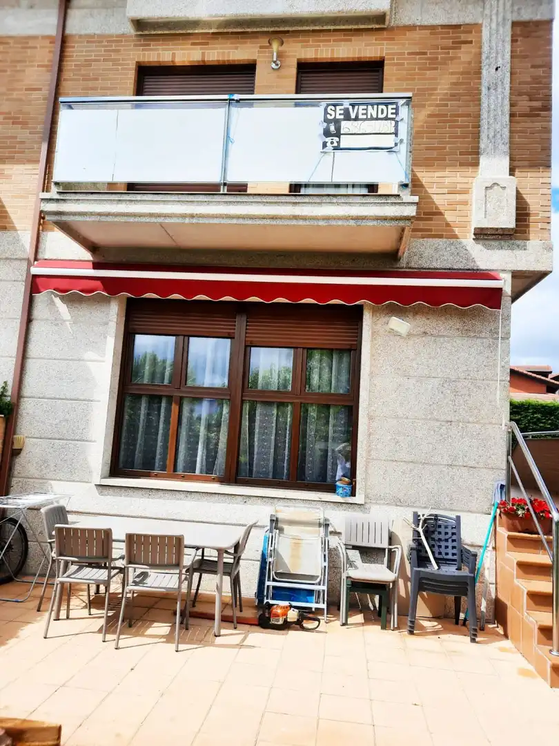 Vista exterior de Casa adosada en venda en Medina de Pomar amb Calefacció, Jardí privat i Parquet