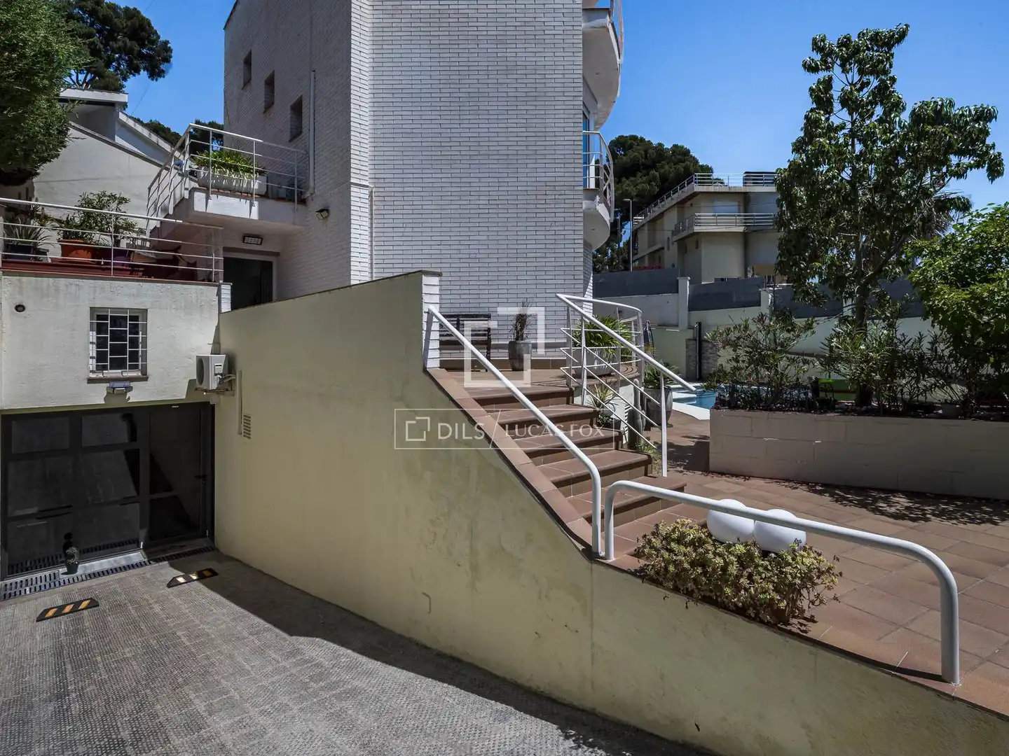 Vista exterior de Casa o xalet en venda en Castelldefels amb Aire condicionat, Calefacció i Jardí privat