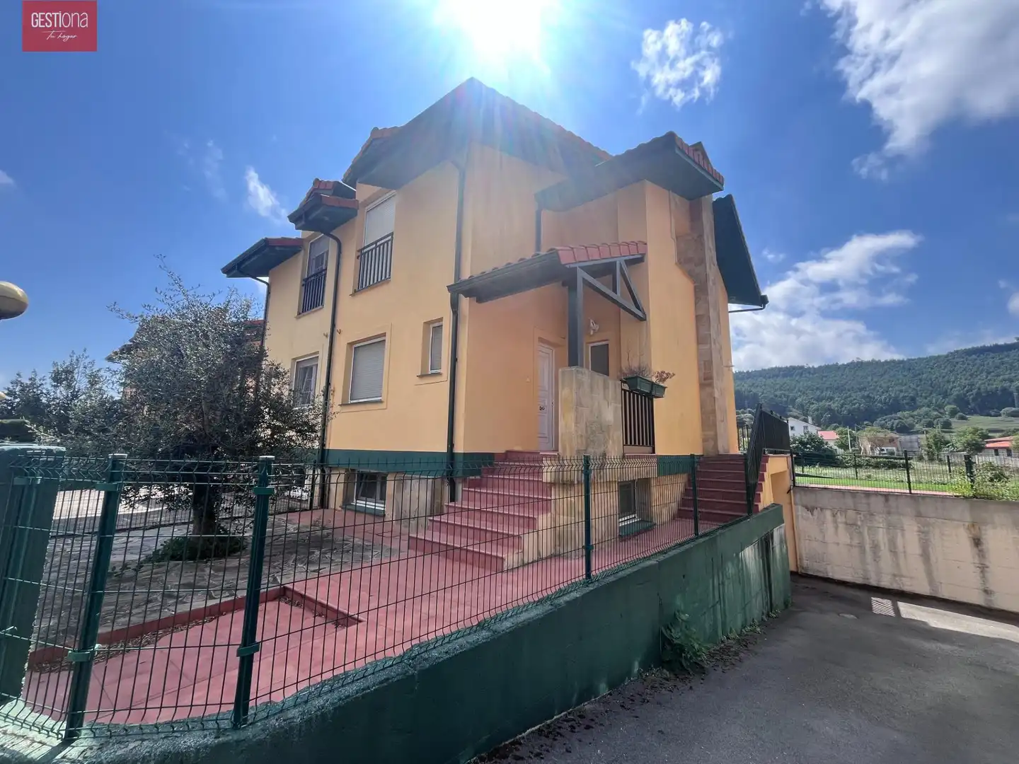Vista exterior de Casa adosada en venda en Arnuero amb Calefacció, Jardí privat i Terrassa