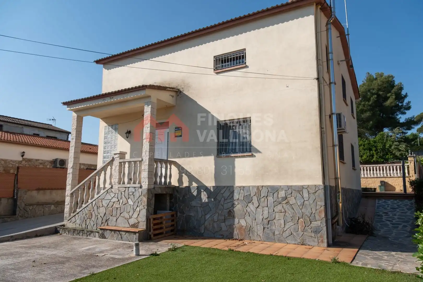 Vista exterior de Casa o xalet en venda en La Torre de Claramunt amb Aire condicionat, Calefacció i Jardí privat