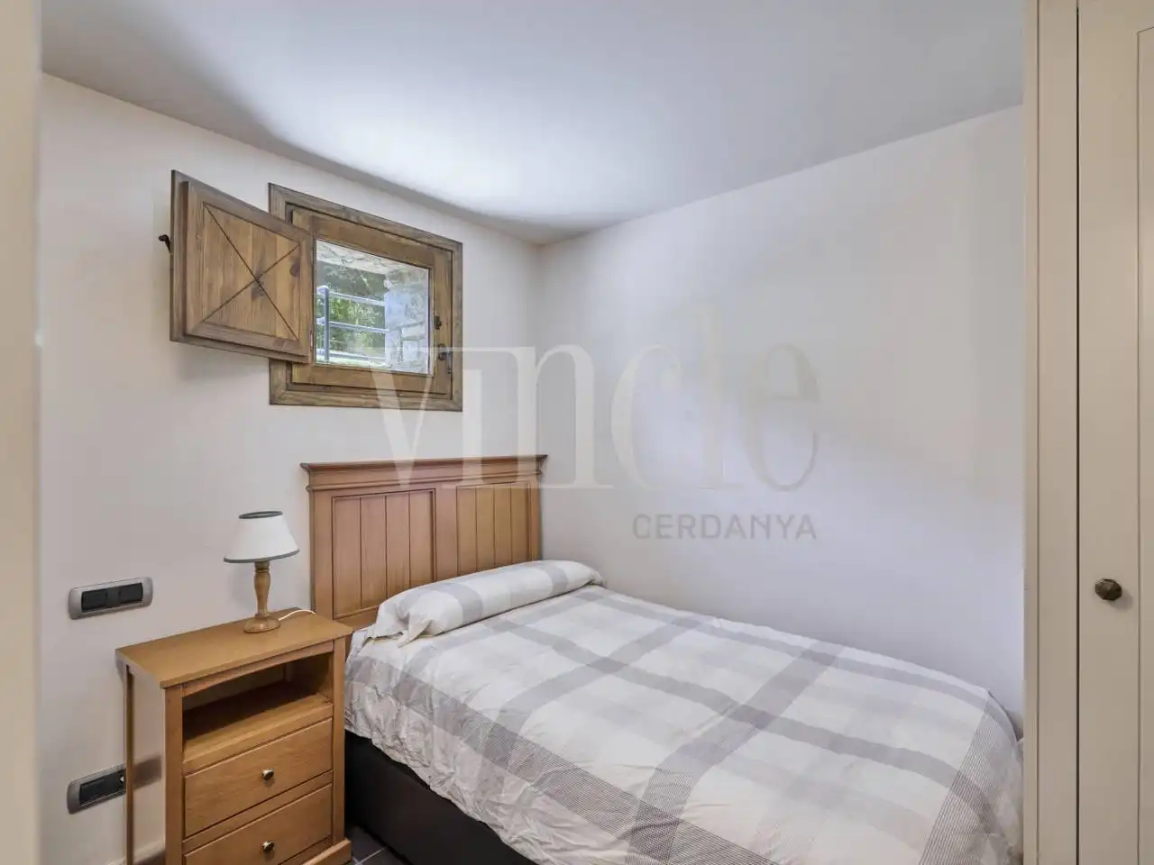 Bedroom of Houses for sale in Alp  with Heating and Parquet flooring