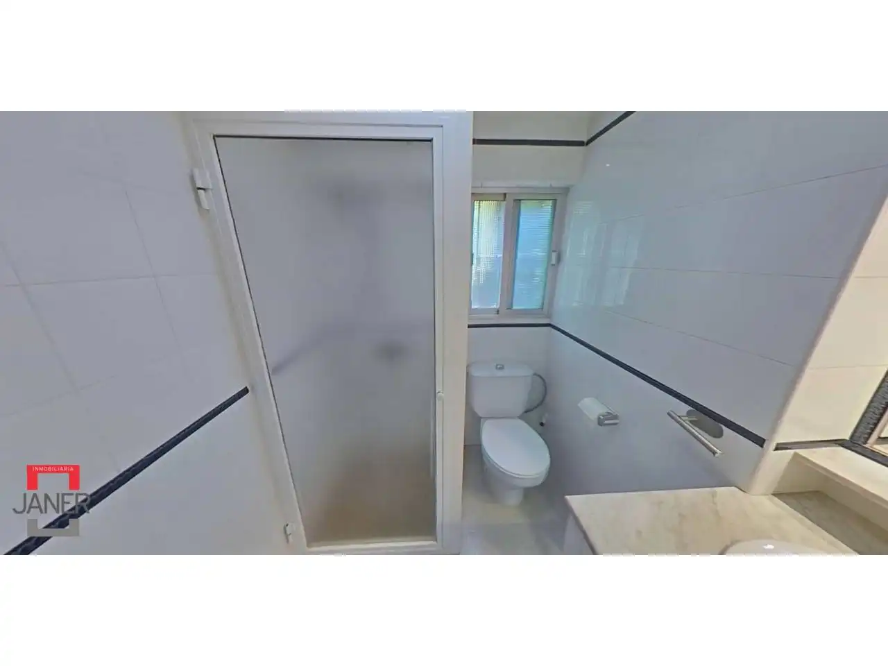 Bany de Casa o xalet en venda en Tomares amb Aire condicionat, Jardí privat i Terrassa