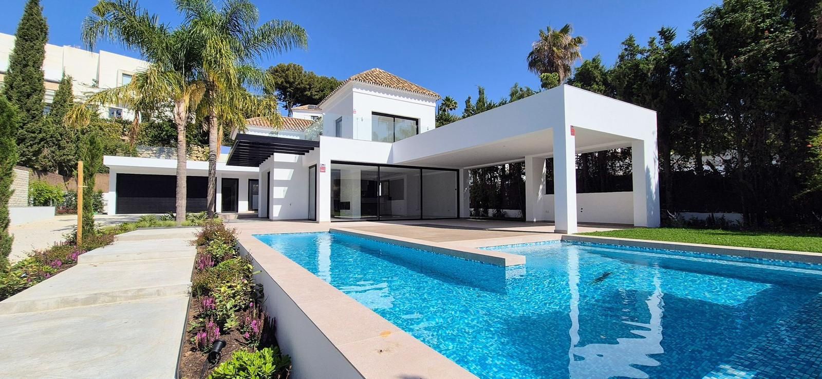Exterior view of House or chalet for sale in Estepona  with Air Conditioner, Heating and Private garden