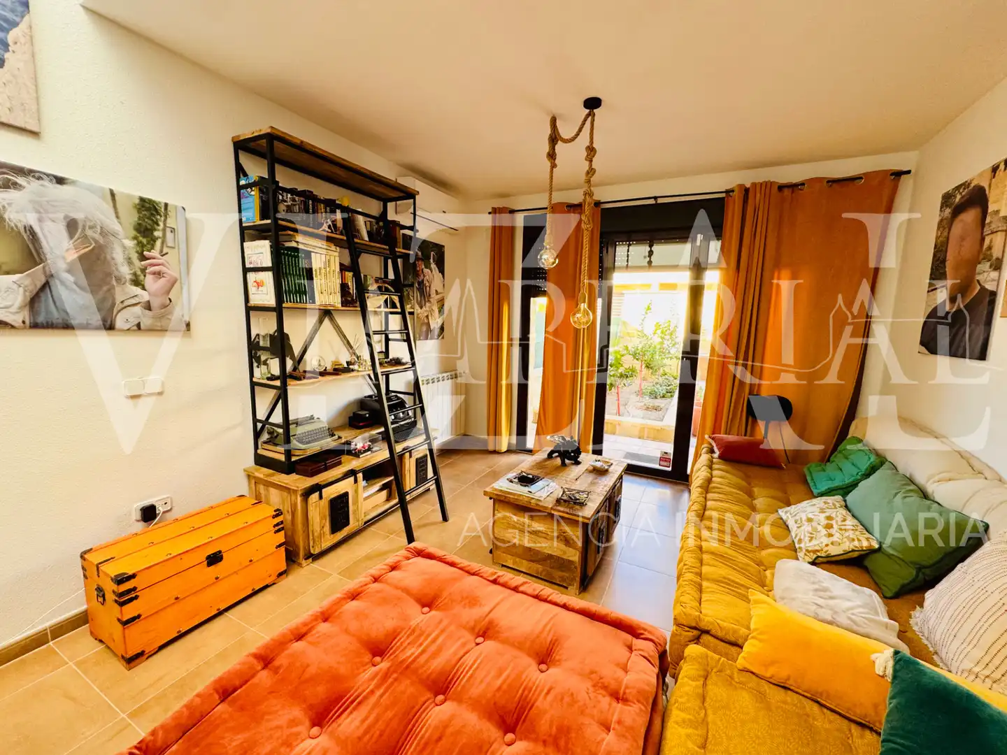 Sala d'estar de Casa adosada en venda en Noez amb Aire condicionat, Calefacció i Jardí privat