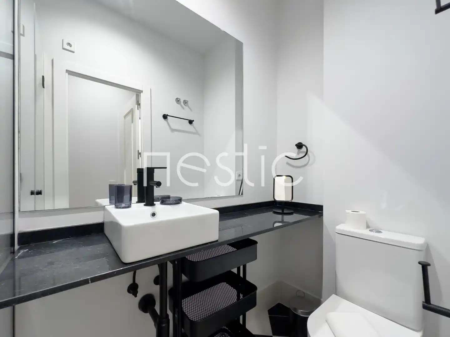 Bany de Apartament de lloguer en Madrid amb Aire condicionat, Calefacció i Moblat