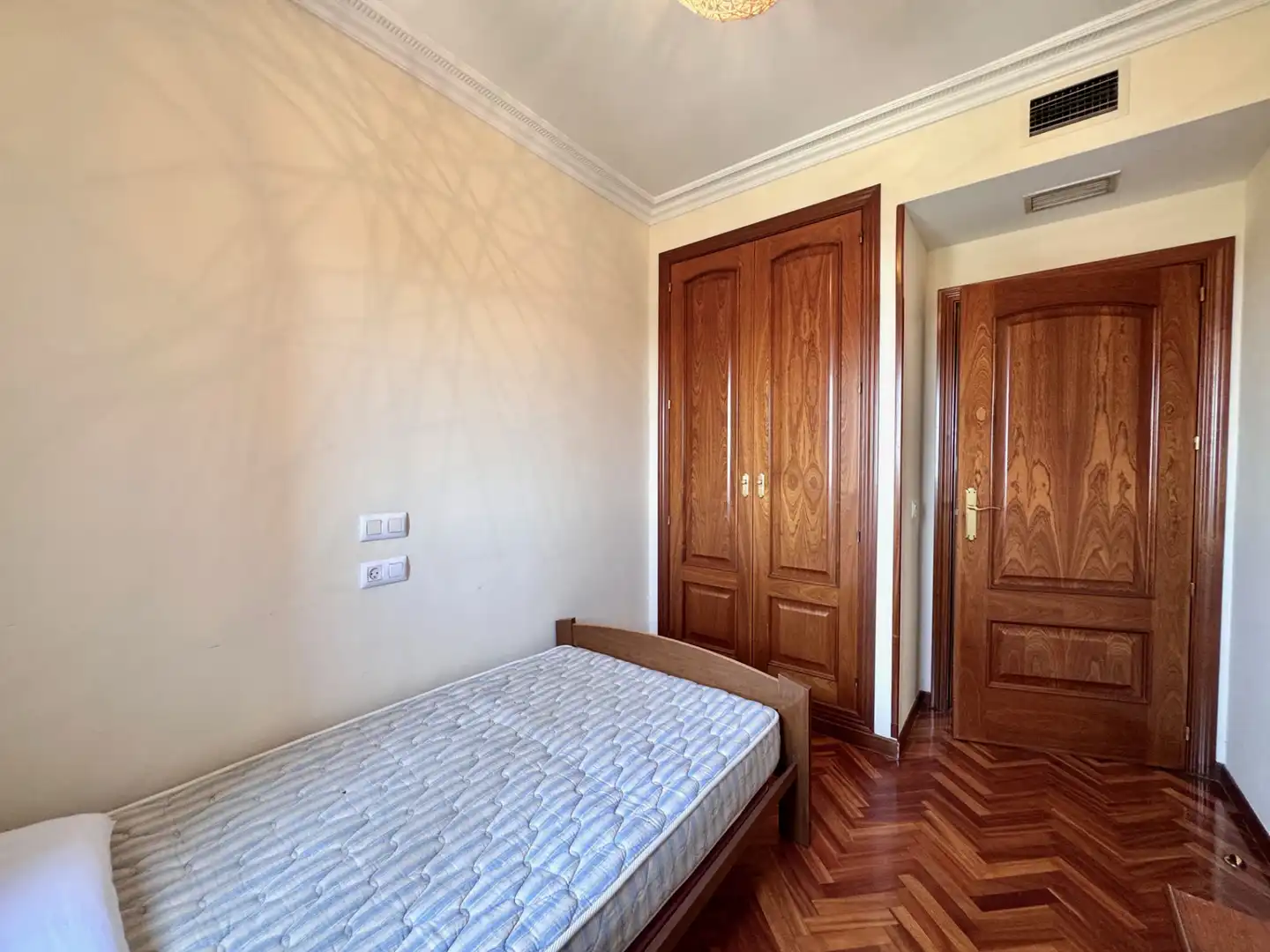 Schlafzimmer von Wohnungen zur Miete in Cáceres mit Klimaanlage, Heizung und Parkett