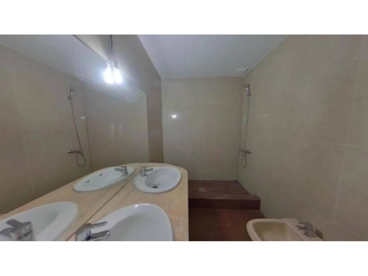 Bany de Pis en venda en L'Hospitalet de Llobregat amb Terrassa