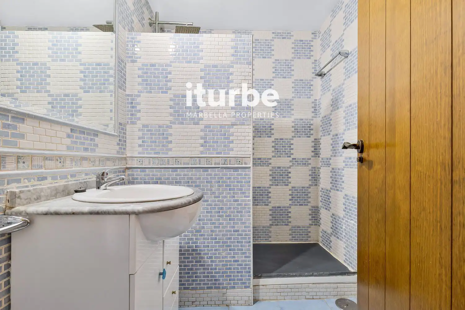 Baño de Piso en venta en Marbella con Aire acondicionado, Terraza y Piscina