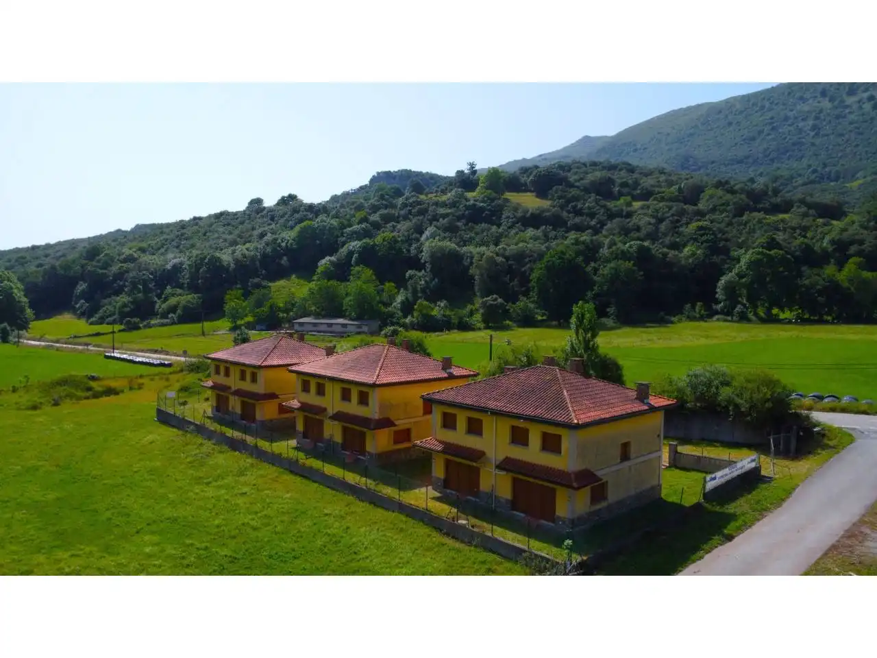 Vista exterior de Casa adosada en venta en Ruesga con Calefacción y Jardín privado