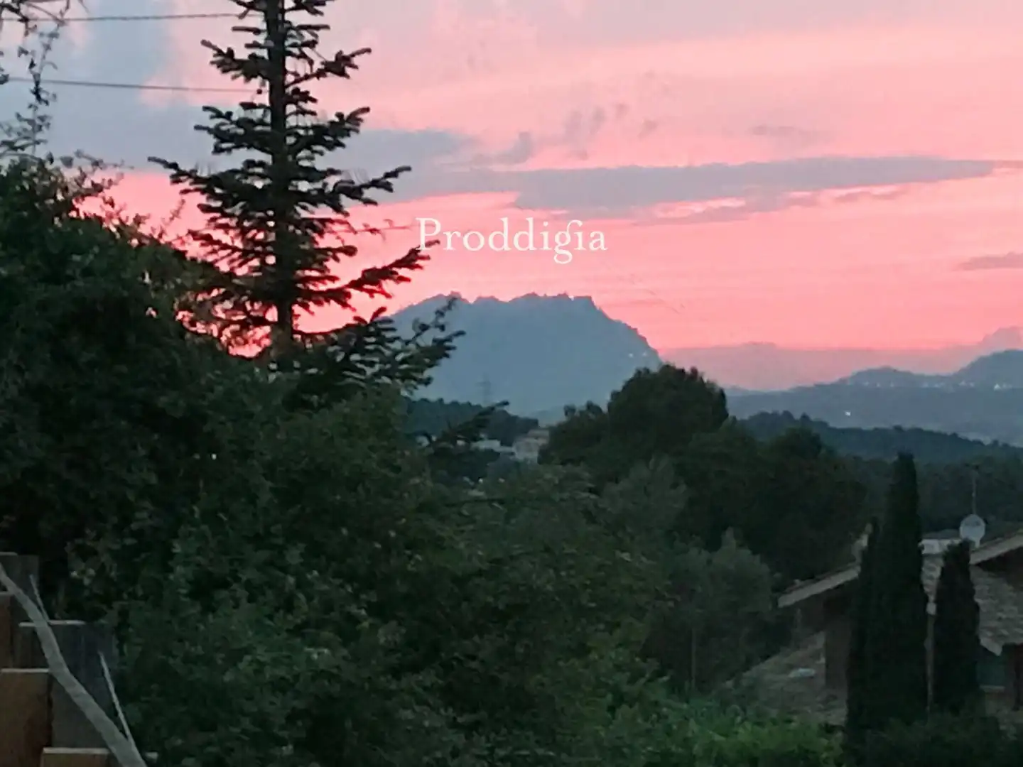 Vista exterior de Edifici en venda en Sant Cugat del Vallès