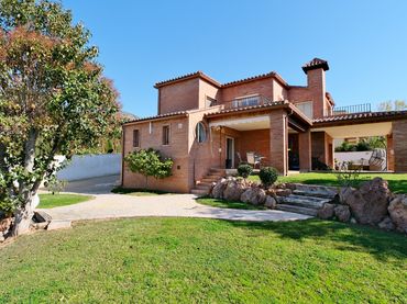 Detached house with balcony for sale in Alfinach - Los Monasterios