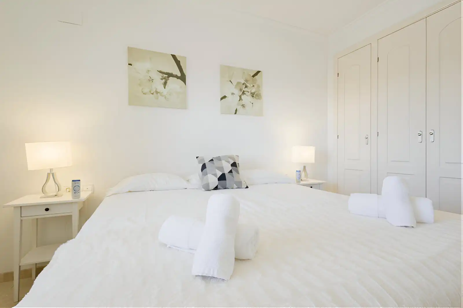 Schlafzimmer von Erdgeschoss zum Verkauf in Marbella mit Klimaanlage, Privatgarten und Terrasse