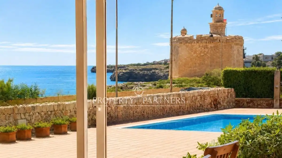Apartment with pool for sale in Passeig Marítim