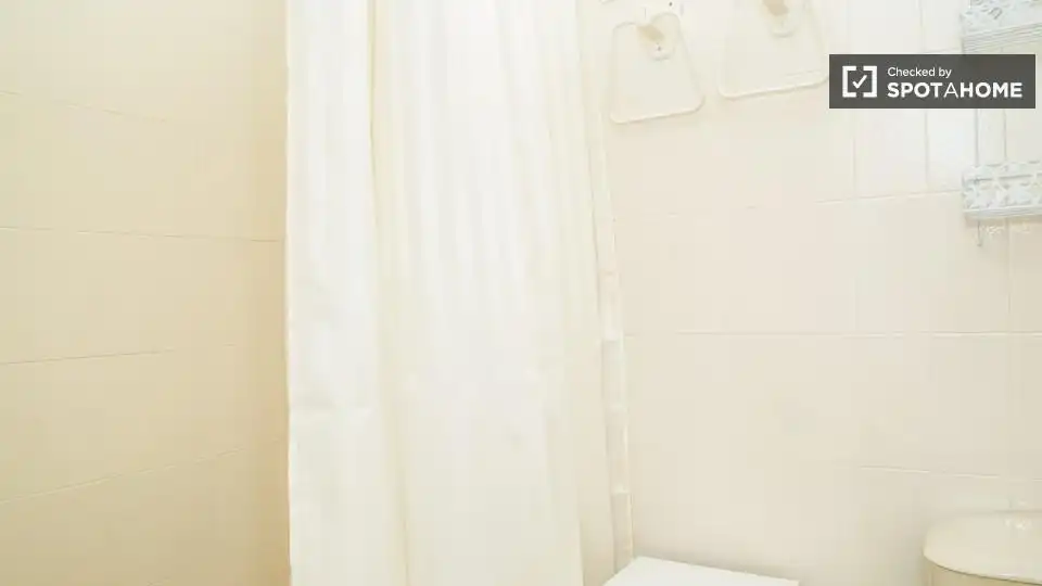 Room in Sant Gervasi- Galvany