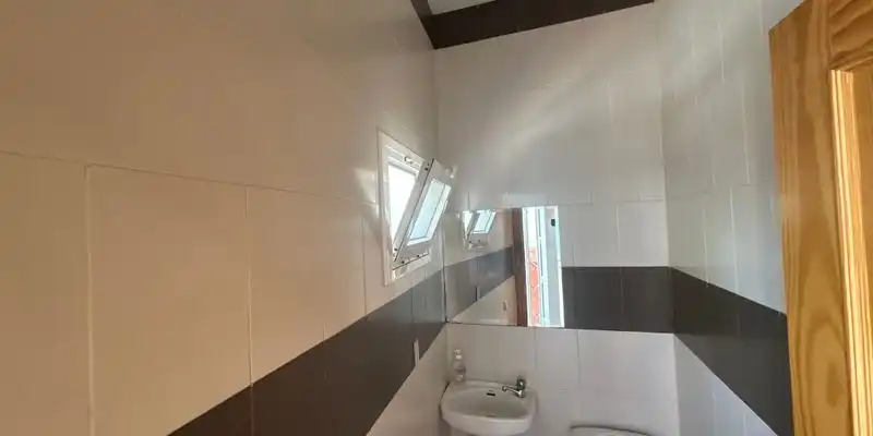 Bany de Casa adosada en venda en Villanueva del Trabuco amb Aire condicionat, Terrassa i Traster