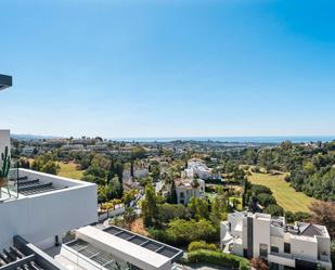 Vista exterior de Dúplex en venda en Benahavís amb Aire condicionat, Terrassa i Traster