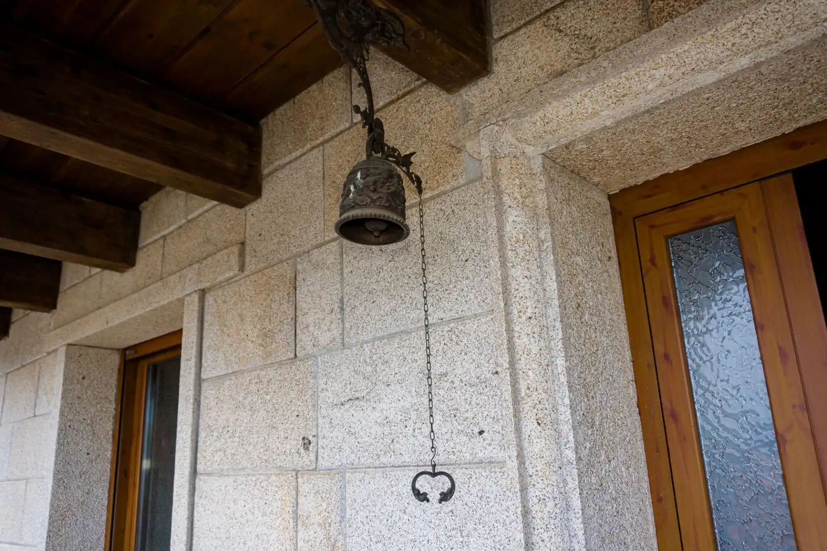 Vista exterior de Casa o xalet en venda en Villagatón amb Aire condicionat, Calefacció i Jardí privat