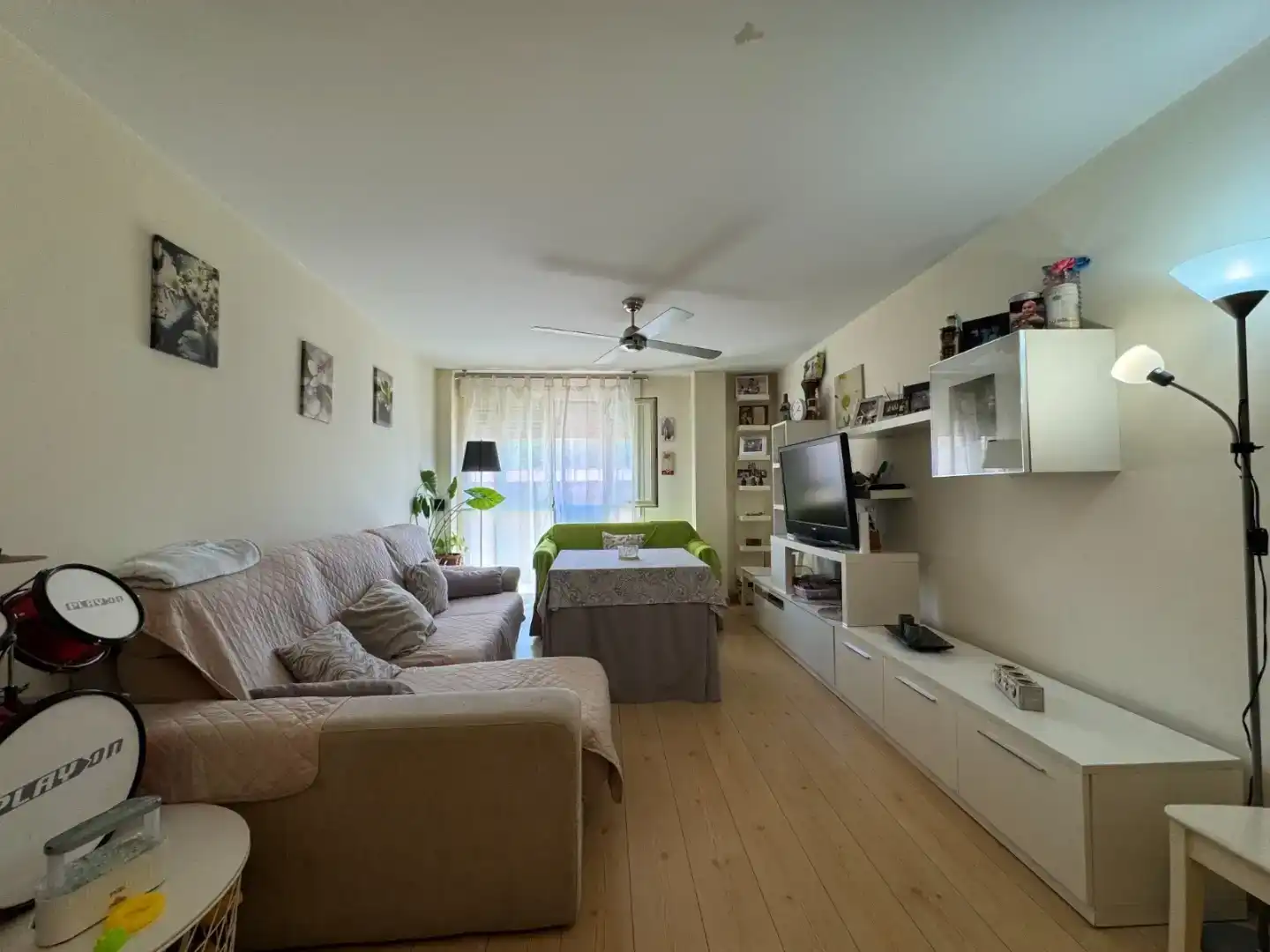 Sala de estar de Piso de alquiler en Candeleda con Trastero, Piscina y Amueblado