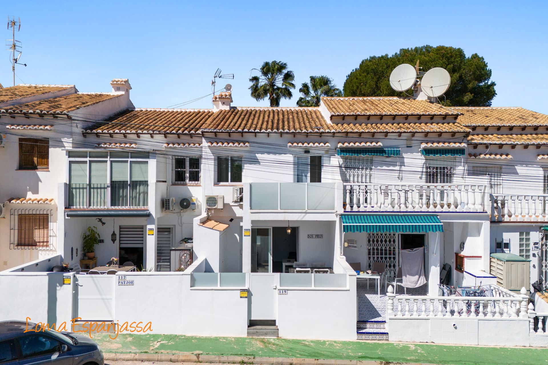 Vista exterior de Casa adosada en venda en Torrevieja amb Aire condicionat, Terrassa i Moblat
