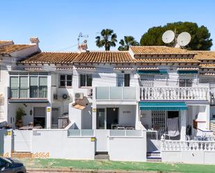Vista exterior de Casa adosada en venda en Torrevieja amb Aire condicionat, Terrassa i Moblat