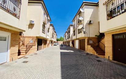 Exterior view of Single-family semi-detached for sale in  Granada Capital